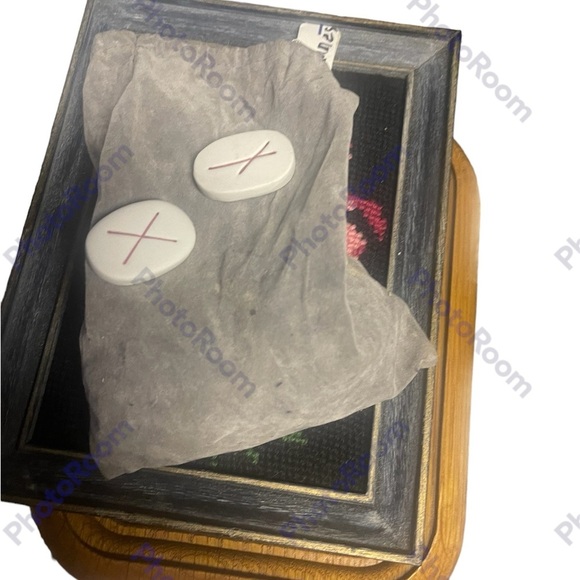 The book of runes set missing the booklet - Picture 1 of 2